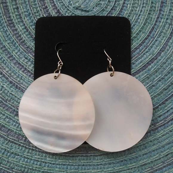 Painted shell earrings - Picture 2 of 3